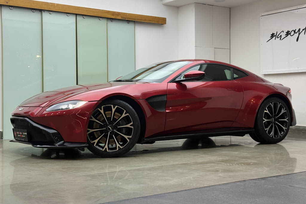 Aston Martin Vantage V8