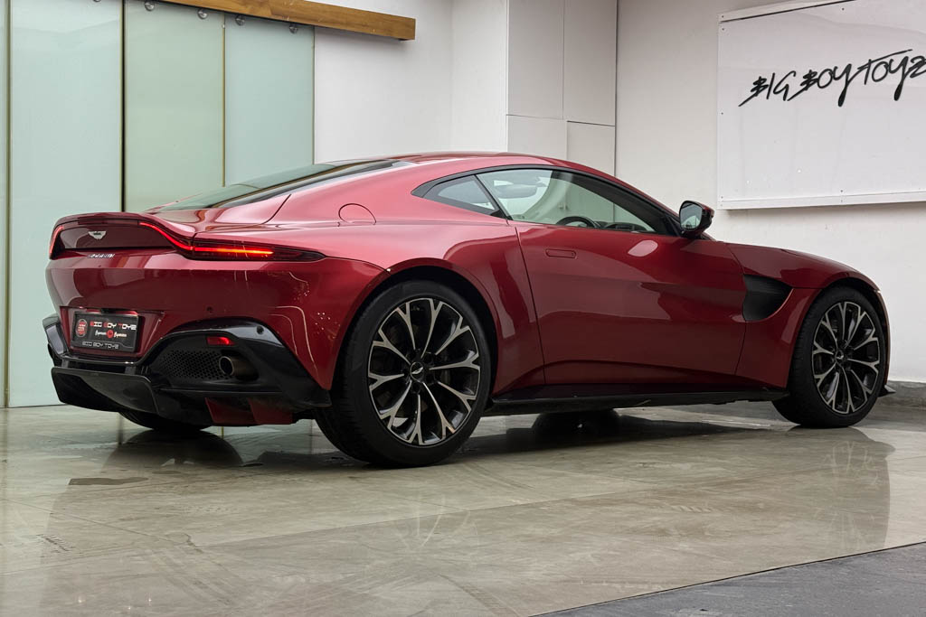 Aston Martin Vantage V8