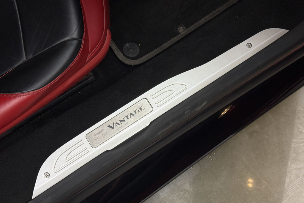 Aston Martin Vantage V8