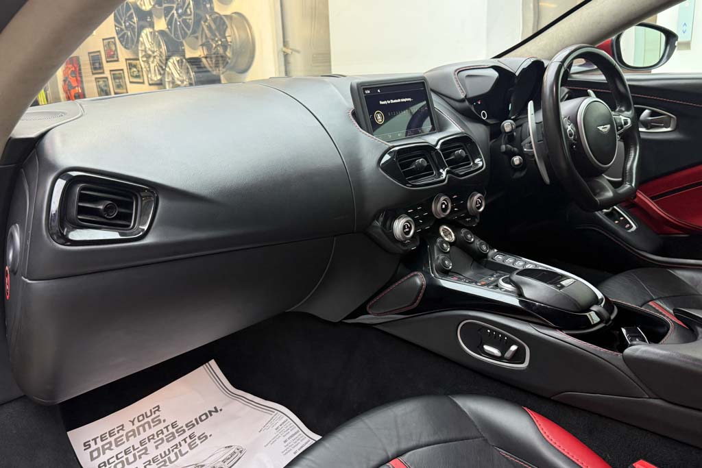 Aston Martin Vantage V8