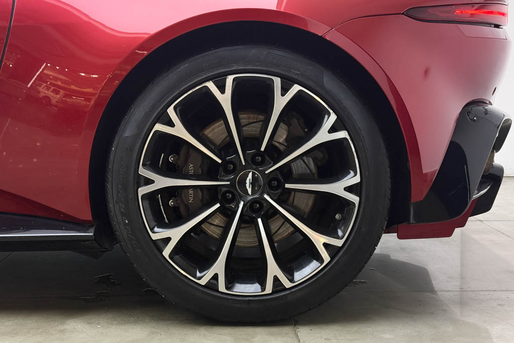 Aston Martin Vantage V8