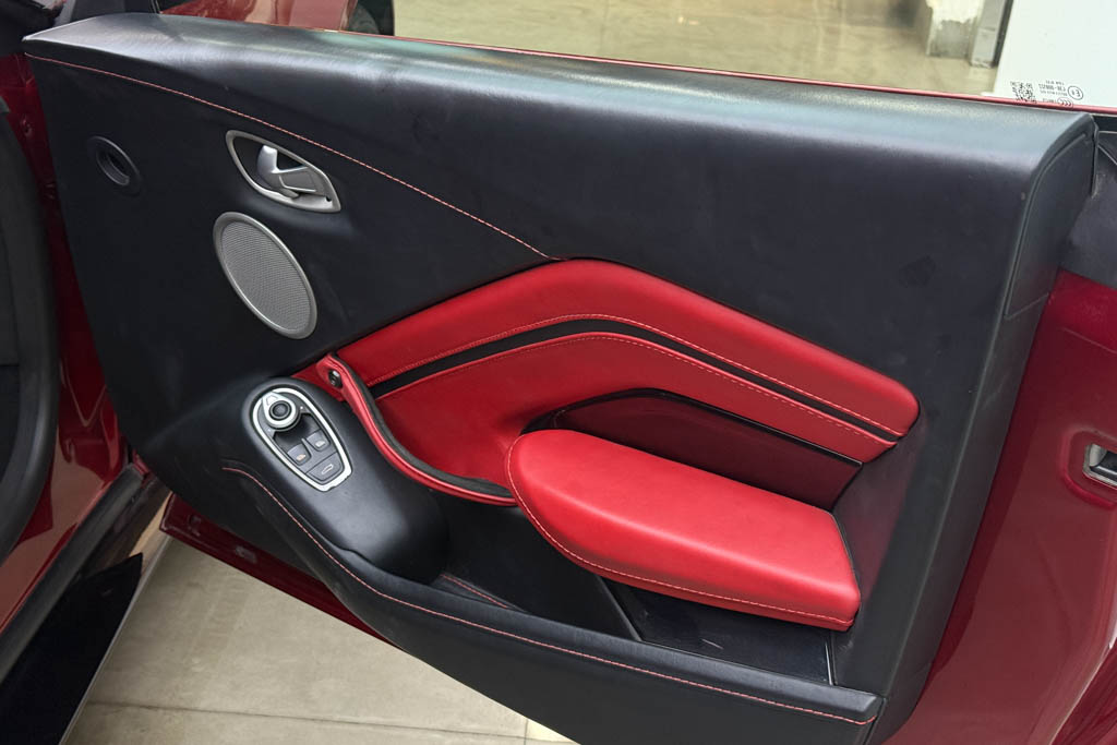 Aston Martin Vantage V8