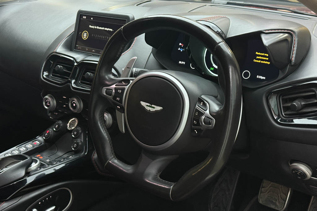 Aston Martin Vantage V8