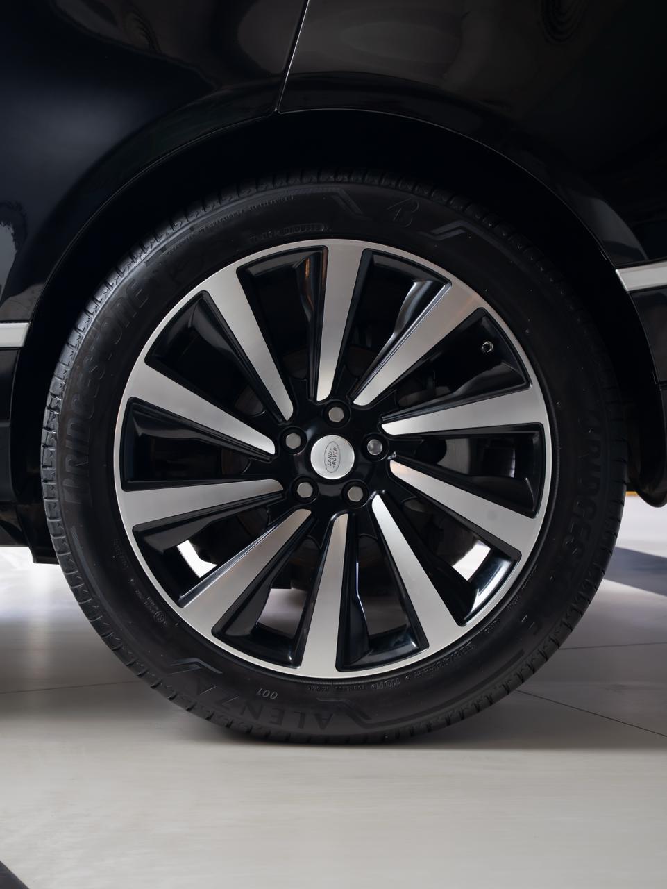 Range Rover Vogue LWB Exterior Image