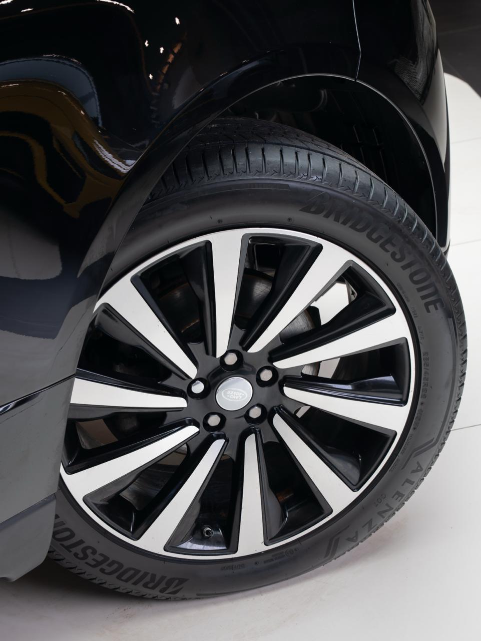Range Rover Vogue LWB Exterior Image