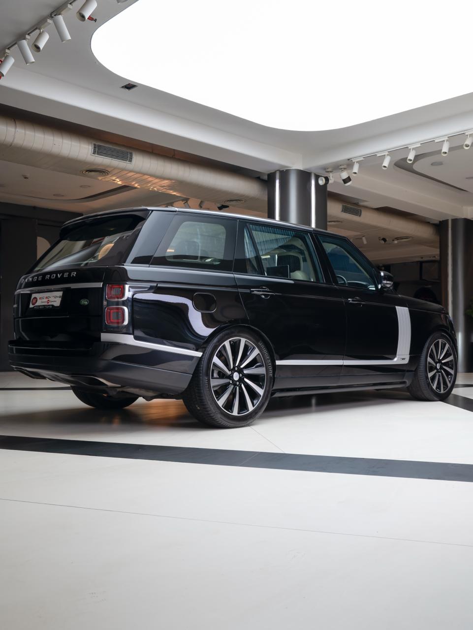 Range Rover Vogue LWB Exterior Image