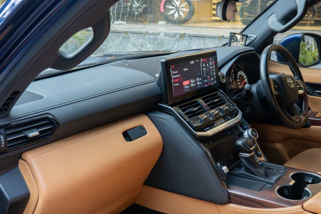 Toyota Land Cruiser LC300 Limousine