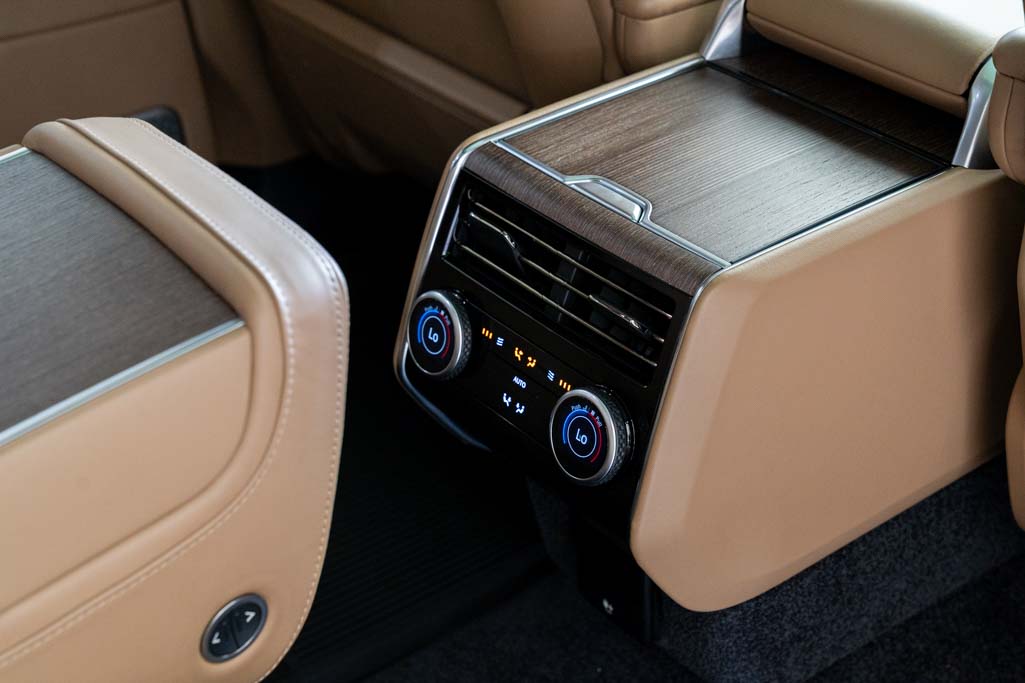 Range Rover P400 LWB Autobiography