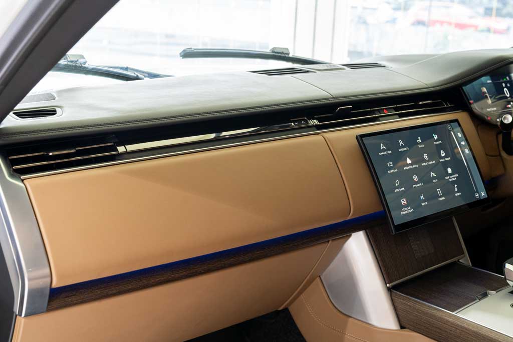 Range Rover P400 LWB Autobiography
