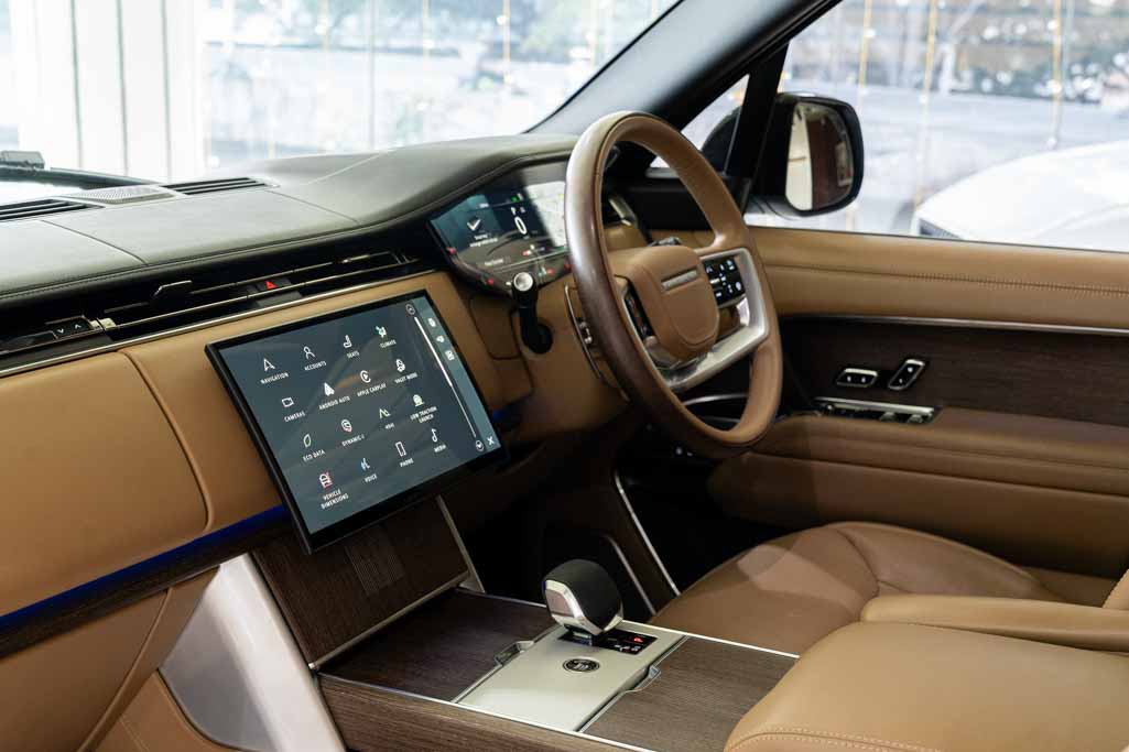 Range Rover P400 LWB Autobiography