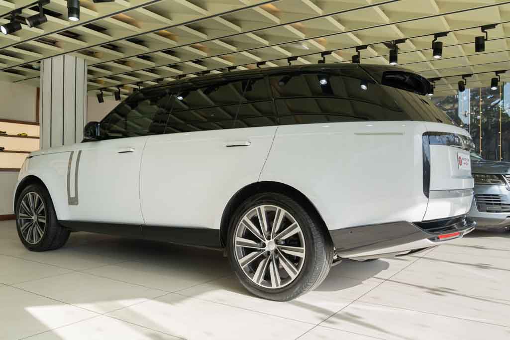 Range Rover P400 LWB Autobiography
