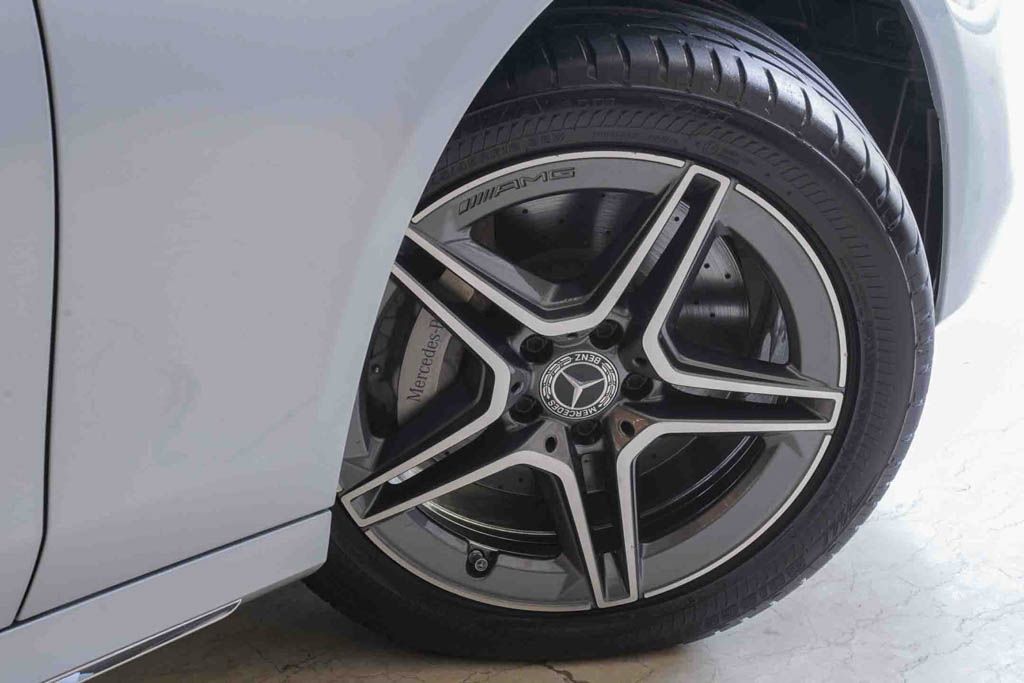 MERCEDES BENZ E220D AMG LINE