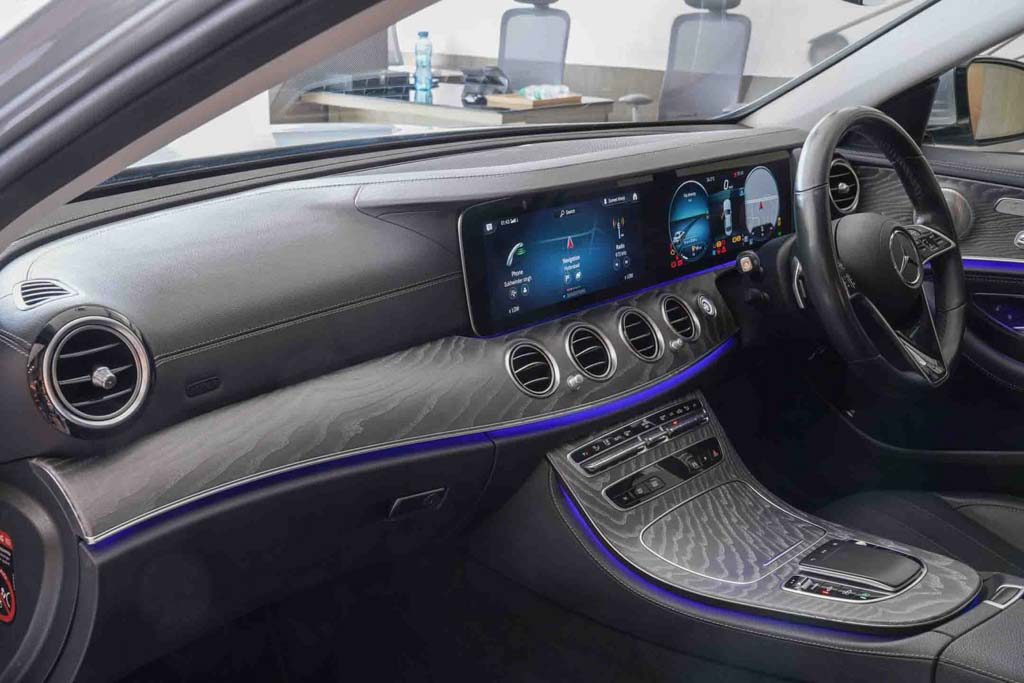 MERCEDES BENZ E220D AMG LINE