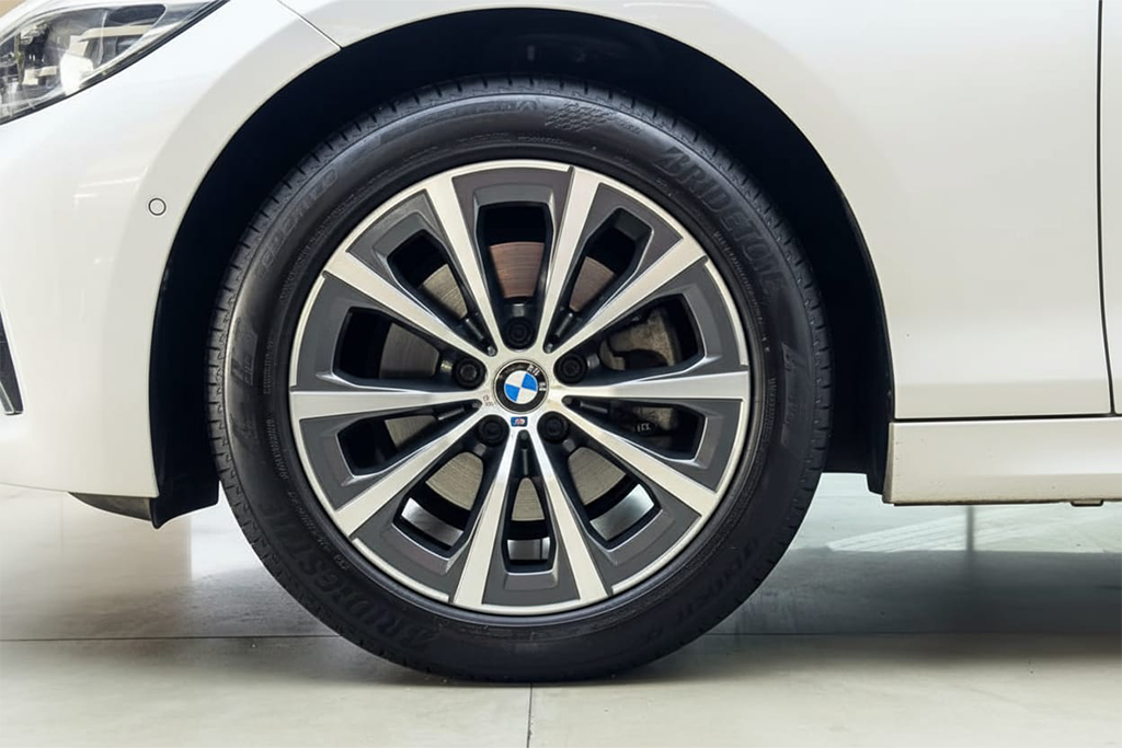 BMW 330Li Luxury Line