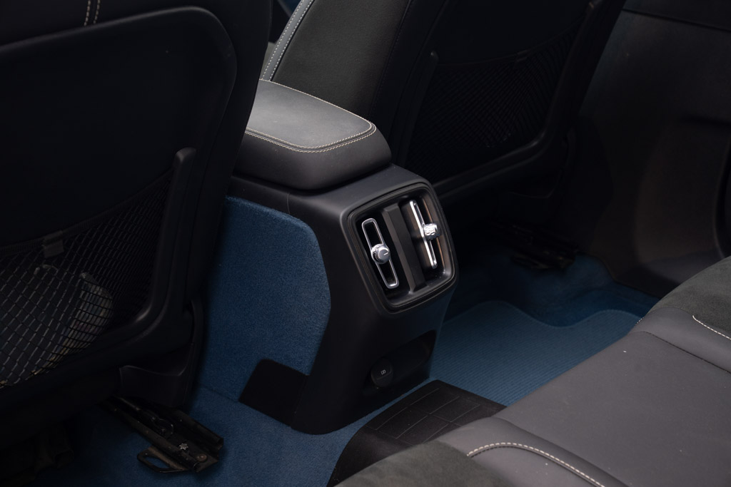 VOLVO XC40 RECHARGE P8