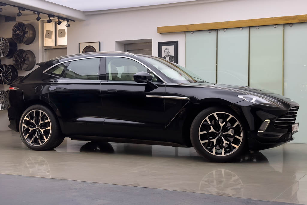 ASTON MARTIN DBX
