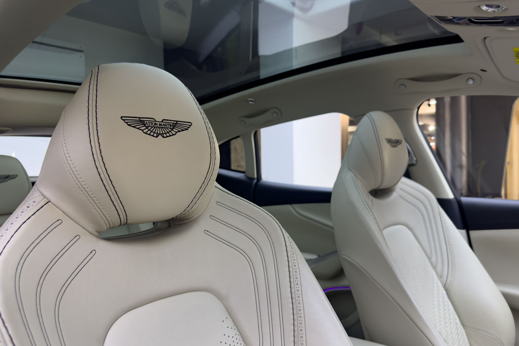 ASTON MARTIN DBX