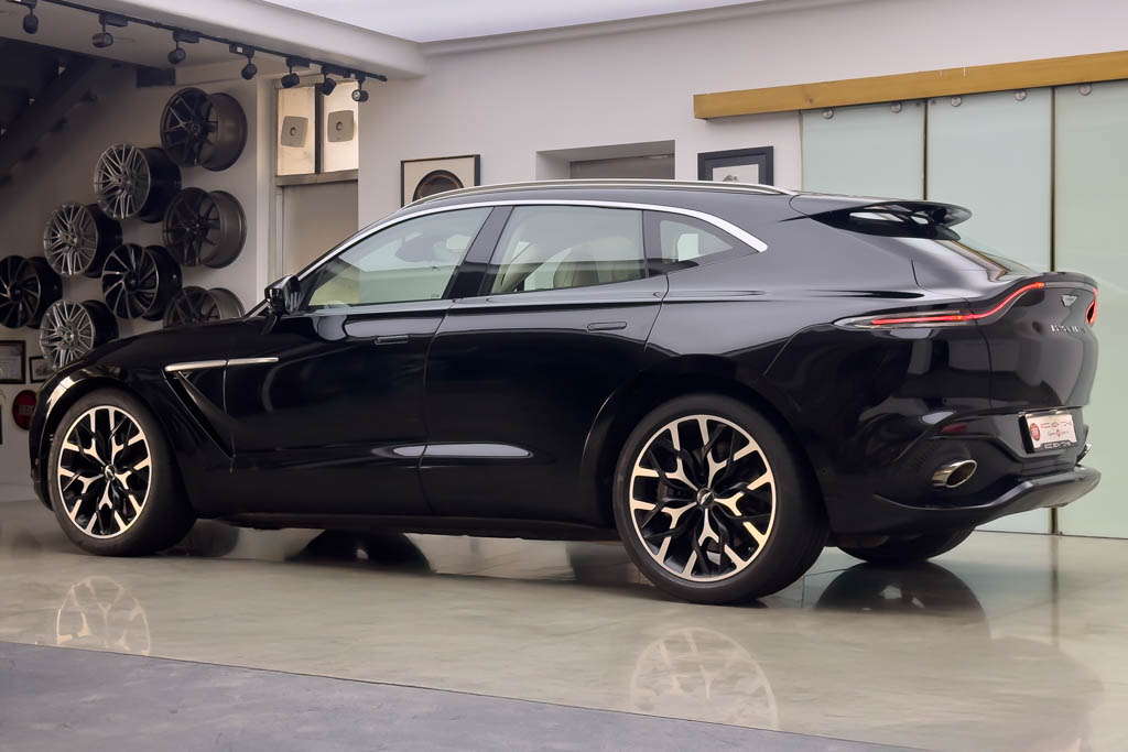 ASTON MARTIN DBX