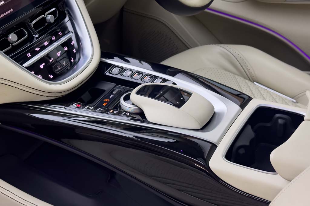 ASTON MARTIN DBX