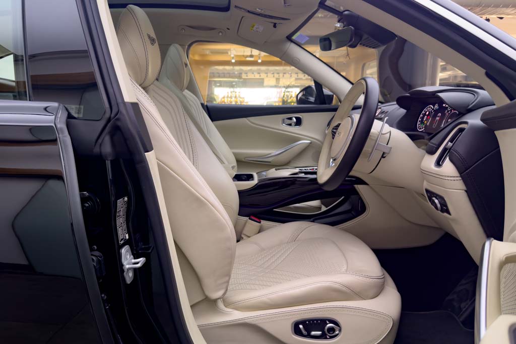 ASTON MARTIN DBX