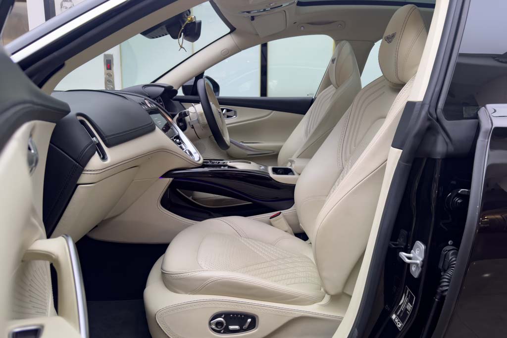 ASTON MARTIN DBX