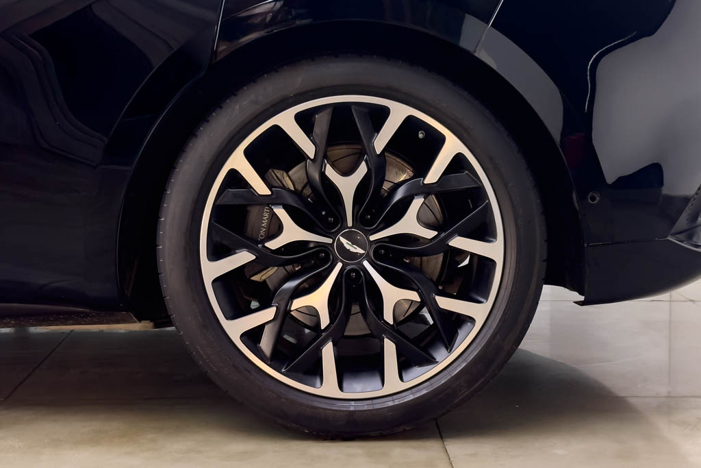 ASTON MARTIN DBX