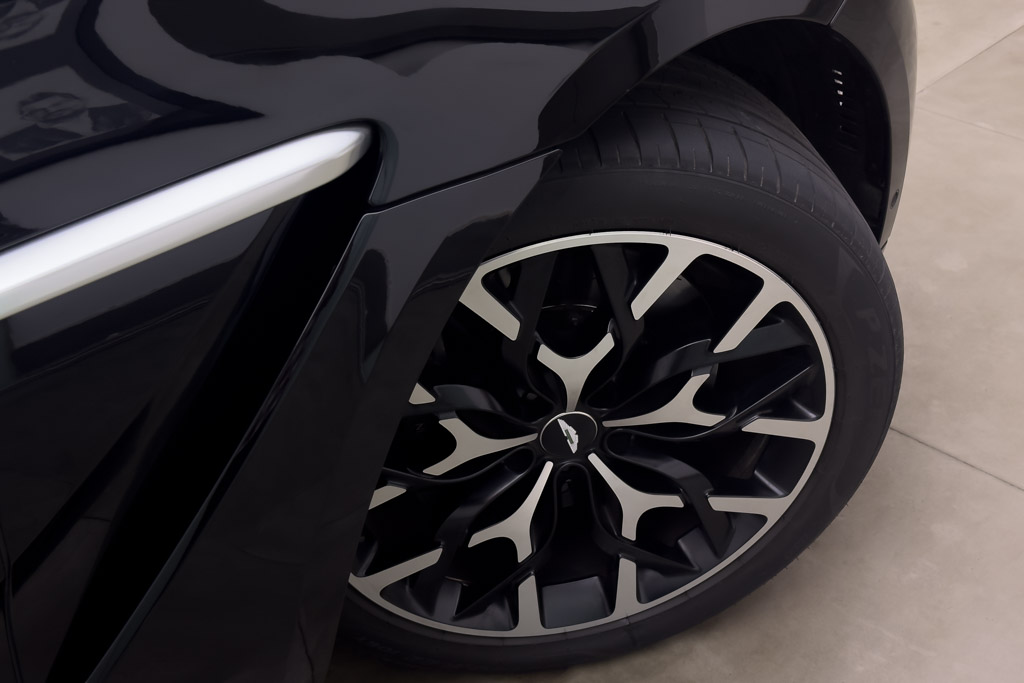 ASTON MARTIN DBX