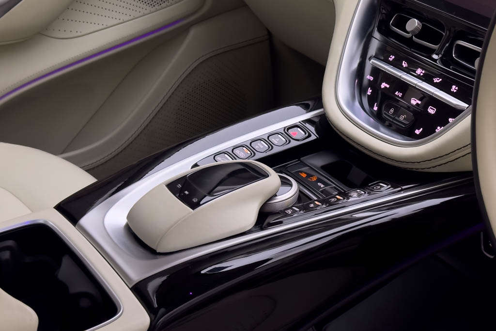 ASTON MARTIN DBX