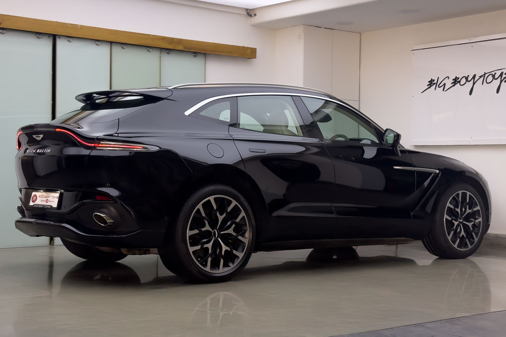 ASTON MARTIN DBX