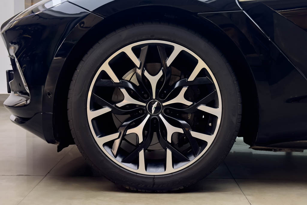 ASTON MARTIN DBX
