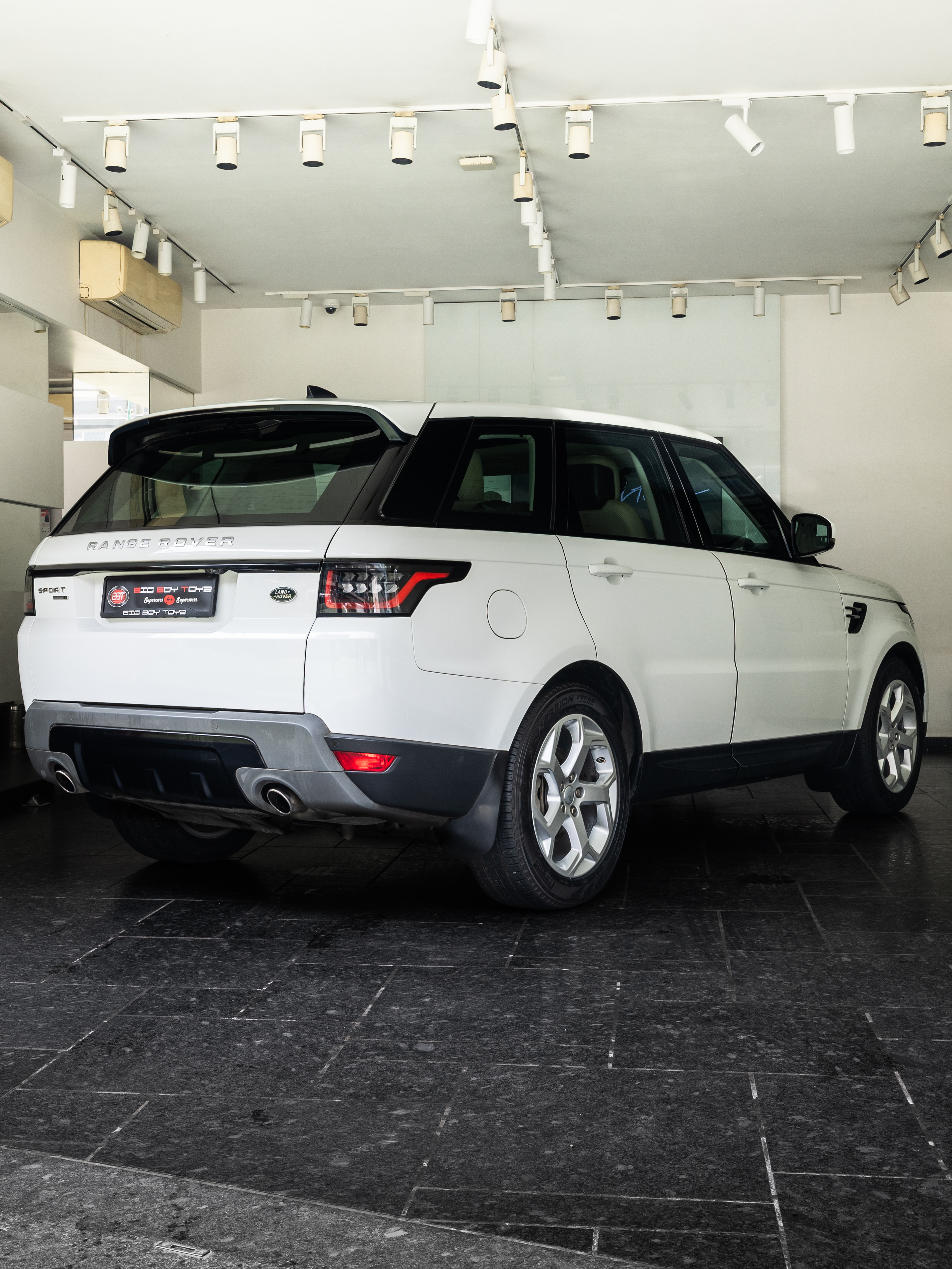 Range Rover Sport SE Exterior Image