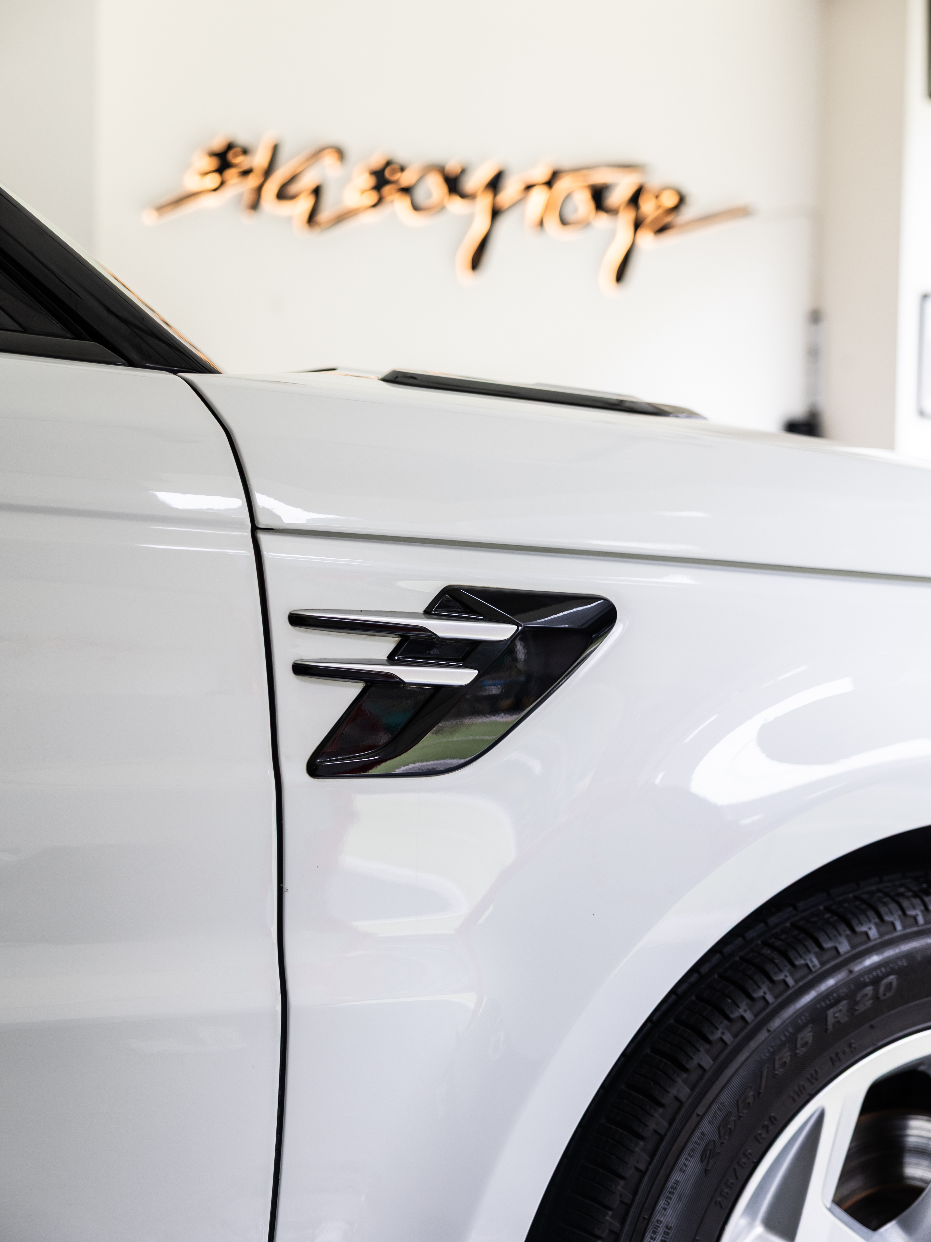 Range Rover Sport SE Exterior Image