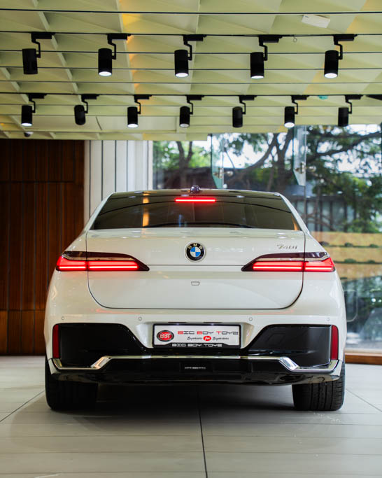BMW 740i M Sport Exterior Image
