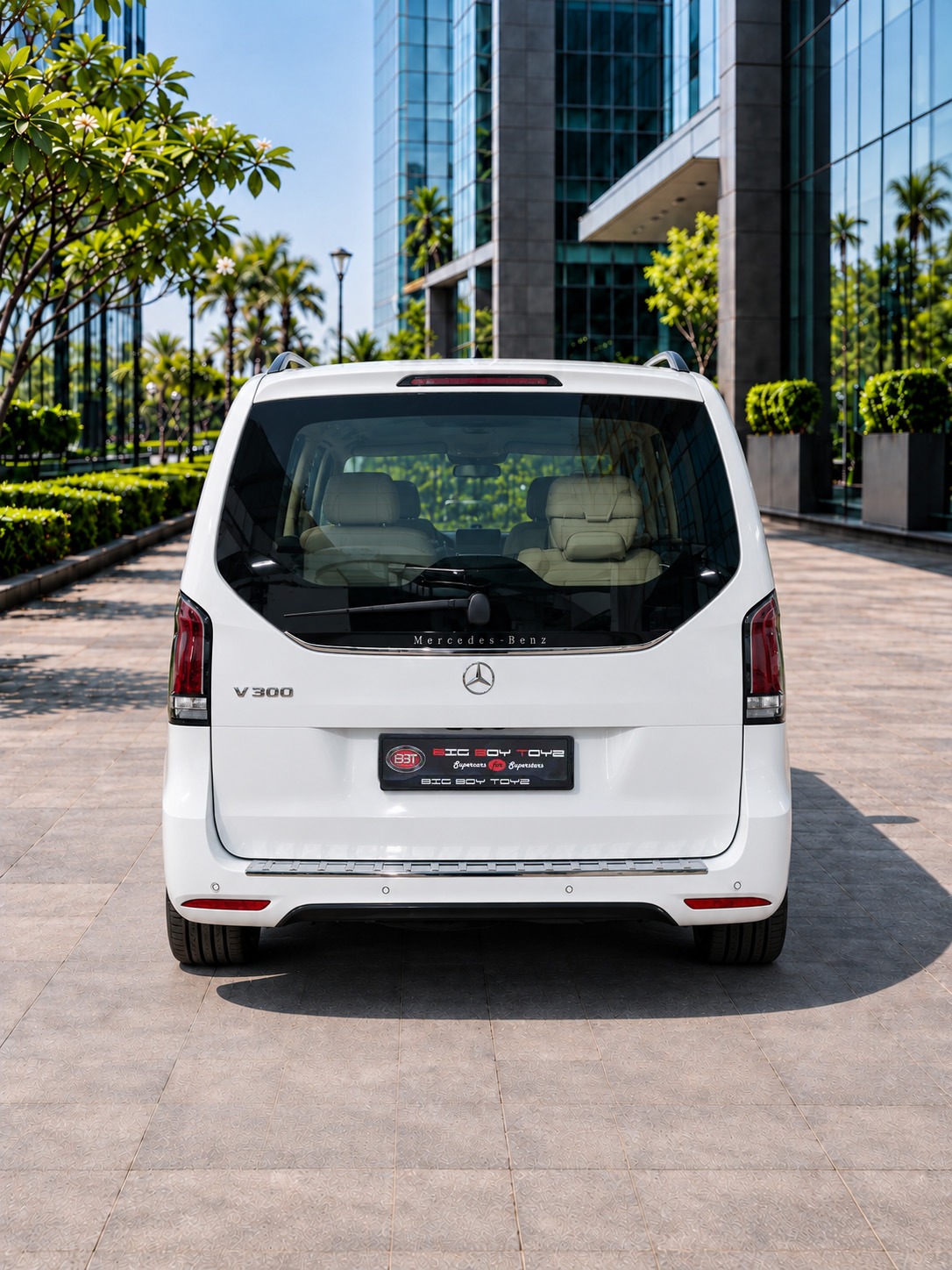 Mercedes Benz V300 Mild Hybrid Exterior Image